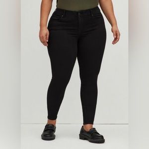 TORRID BOMBSHELL HIGH RISE PREMIUM JEANS